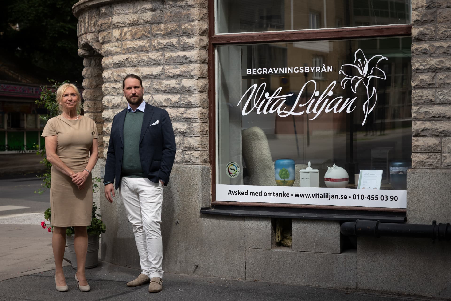 Joakim och Carina utanför Vita Liljans kontor på Södermalm